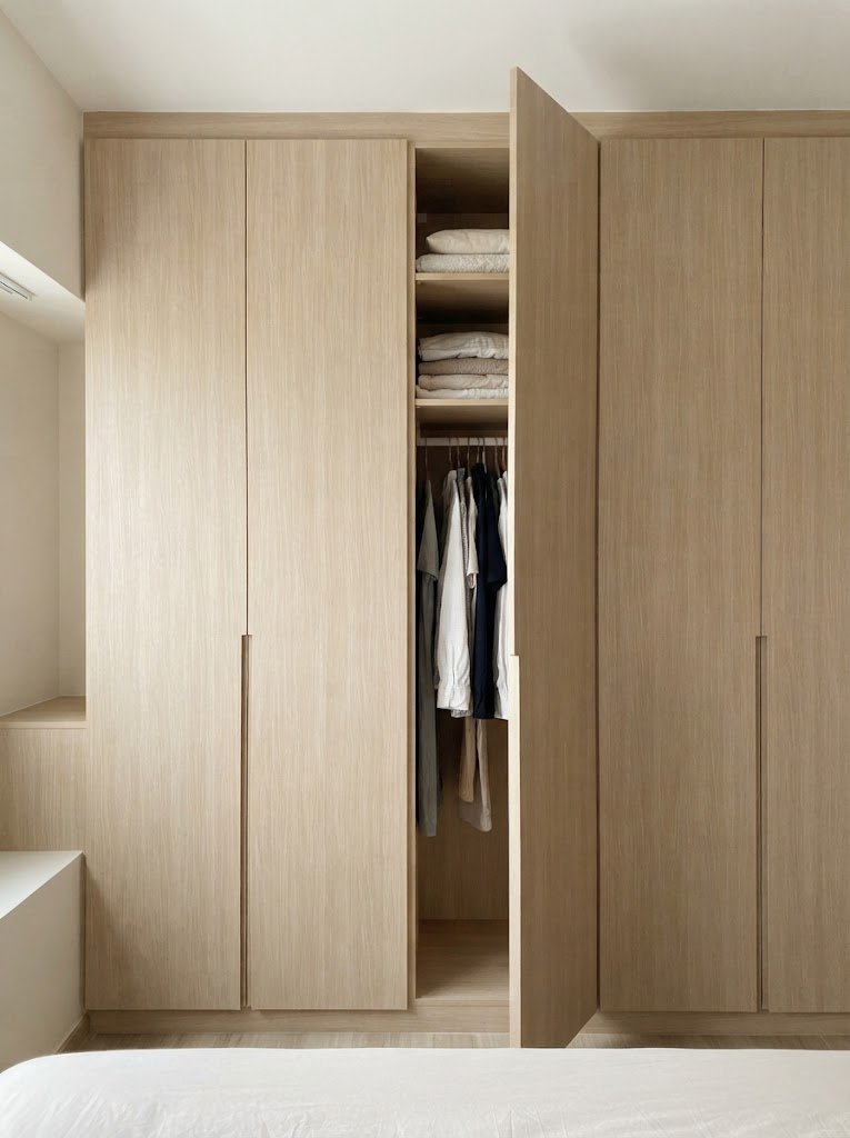 Custom built-in carpentry wardrobe in a bedroom